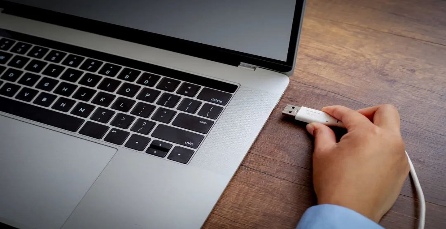 چرا USB هیچ وقت بار اول جا نمی رود؟ راز برزخ کوانتومی USB
