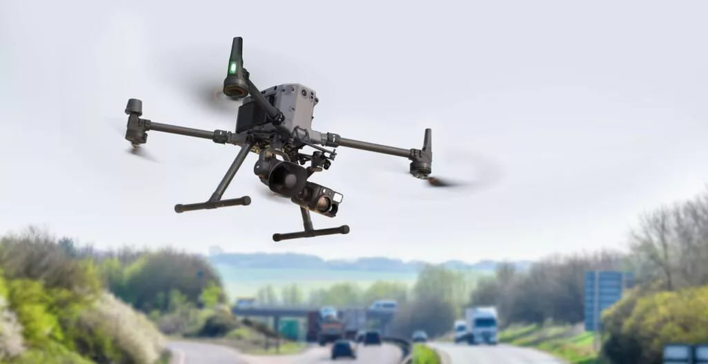 انقلابی در مأموریت های شبانه: رونمایی DJI از پروژکتور لیزری و بلندگوی قدرتمند برای پهپادهای نجات