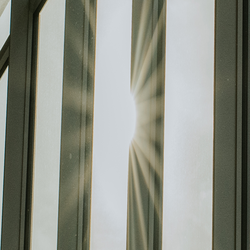 شفاف ترین پنجره ها، تولیدکنندگان برق سبز: تحولی نوین در انرژی ساختمان ها