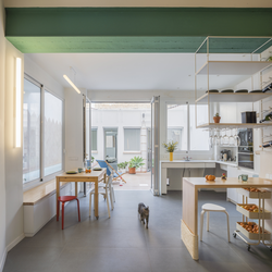 بازسازی CASAVERA: تبدیل فروشگاه ورزشی قدیمی به خانه ای مدیترانه ای