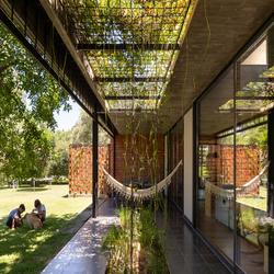 خانه ای با چند حیاط دل انگیز