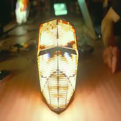 یوتیوبری خلاق با برد رزبری پای و هزار LED، یک ماسک ساخته است 