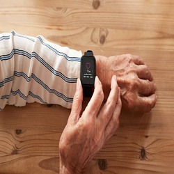 ساعت های هوشمند و نظارت بر سلامت بیماران: راهی نوین برای پیشگیری از مشکلات جراحی 