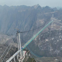 آزمایش موفقیت آمیز بلندترین پل جهان با عبور 96 کامیون سنگین در چین