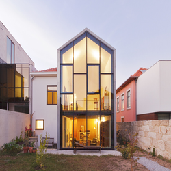 بازسازی و گسترش خانه ای در منطقه Oporto: ترکیبی از اصالت و مدرنیته 