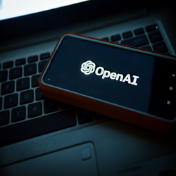 OpenAI به دنبال حذف صفحه نمایش ها؛ گجت جدیدی که همه چیز را تغییر خواهد داد! 