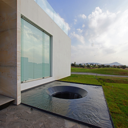 معماری مدرن و تعادل میان نور و سایه: رویکردی جدید در طراحی ساختمان 