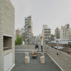 طراحی خانه مدرن با حیاط در مرکز شهر