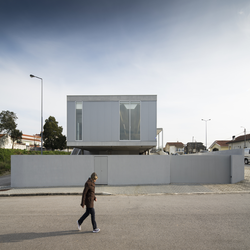 طراحی ساختمان مدرن با رویکرد هندسی و مصالح معاصر 