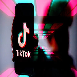 اثرات مضر تیک تاک بر سلامت روان نوجوانان: آیا این پلتفرم واقعاً ایمن است؟ 