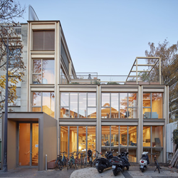 آشنایی با دفتر کار مدرن و کارآمد Atelier du Pont در قلب پاریس 