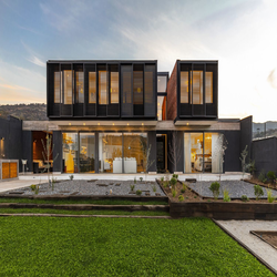 طراحی خانه تک خانواده با استفاده از آجر دست ساز 