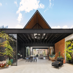 طراحی معماری خانه با باغ ورودی و سقف شیبدار: تجربه ای متفاوت از فضای زندگی 