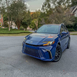 بررسی تخصصی تویوتا کمری 2025: تلفیق عملکرد و مصرف بهینه 