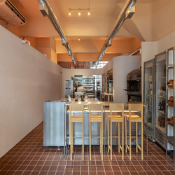 تبدیل یک کارگاه مکانیکی به آشپزخانه باز و مدرن برای پیتزا