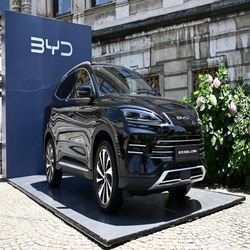 رشد درآمد شرکت BYD چین و سبقت از تسلا: رقابت داغ در بازار خودروهای برقی 