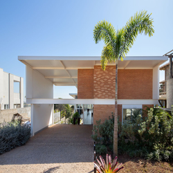 طراحی خانه مدرن با تمرکز بر هندسه باریک و طولانی