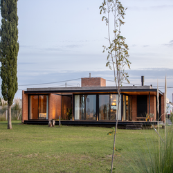 خانه ای دوازده متری در یک زمین بزرگ با طراحی منحصر به فرد 