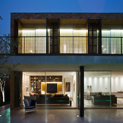 خانه آجری کوچک بدون گوشه های شیشه ای: یک شاهکار معمارانه توسط StudioMK27 