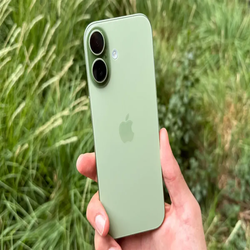 نقد و بررسی آیفون 17؛ ارتقای ارزشمند اپل در سال 2025