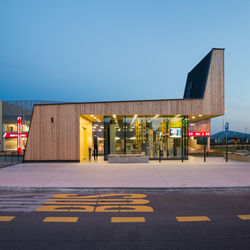 طراحی پایدار و متنوع ساختمان پارک استراحت بازی در منطقه سرسبز 