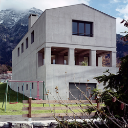 خانه ای بر روی پایه: ترکیب معماری مدرن و کلاسیک در پروژه وادوز 