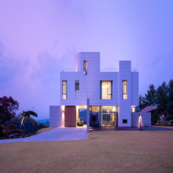 خانه سه طبقه ای در یئوجو: طراحی مدرن برای زندگی لوکس 